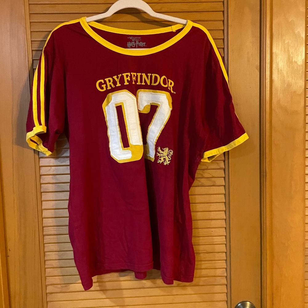 Gryffindor tshirt from universal studios Orlando. Size 2x